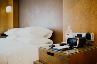 黑色的时钟在床头柜
